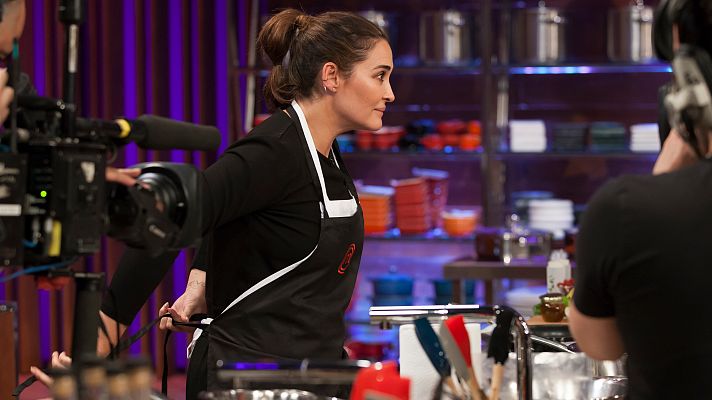 MasterChef Celebrity - Jordi le coloca a Vicky el delantal negro