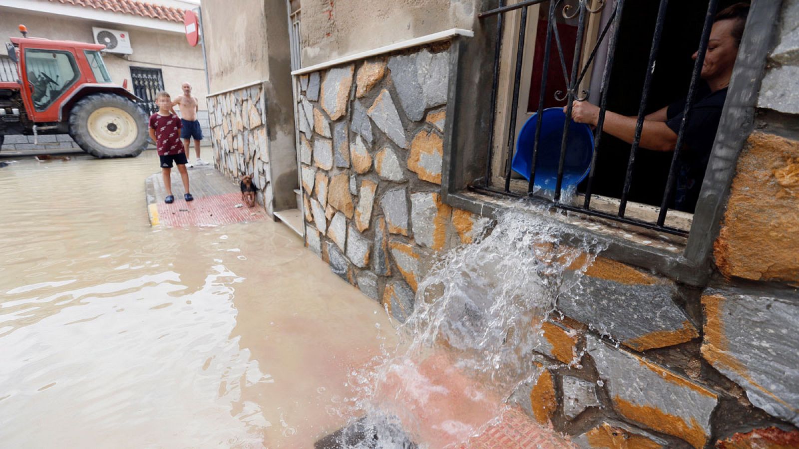 Telediario 1: 600.000 personas viven en zonas inundables en la Comunidad Valenciana | RTVE Play