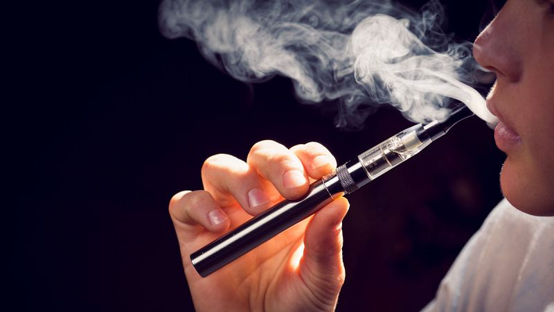 Se abren nuevos frentes contra los cigarrillos electrónicos, cada vez más usados por los jóvenes. En la India han prohibido su importación y venta y en Estados Unidos se investigan ya centenares de casos de afectados por enfermedades pulmonares relac