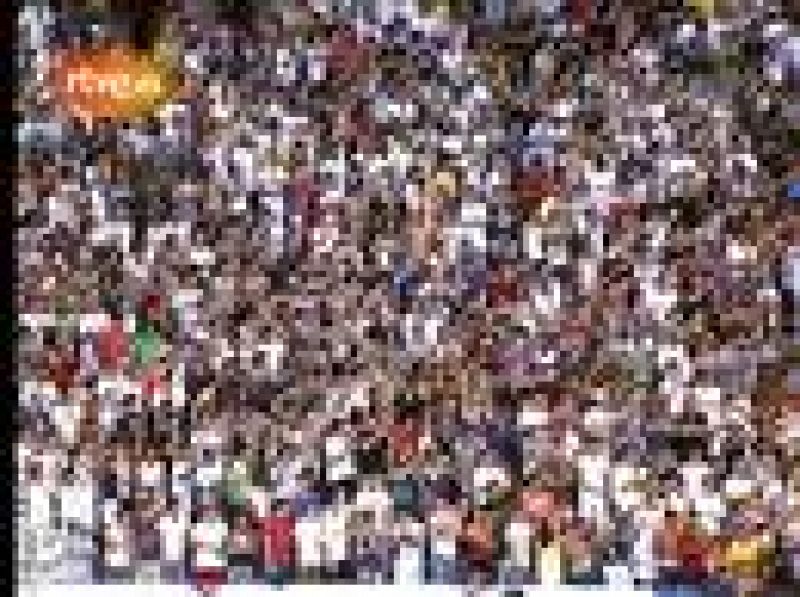 Florentino Pérez presenta a Cristiano Ronaldo ante un Bernabéu abarrotado por más de 80.000 seguidores. 