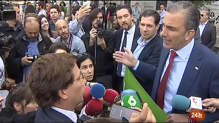Informativo 24h - El alcalde de Madrid y Ortega Smith se enzarzan por una pancarta de Vox sobre violencia de género