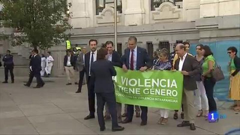 Almeida reprocha al edil de Vox una contrapancarta sobre la violencia de género durante el homenaje a la última víctima