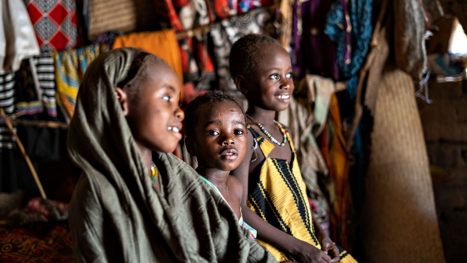 Tres hermanas acuden juntas a vacunarse de sarampión en el pueblo de Almourai, en Chad