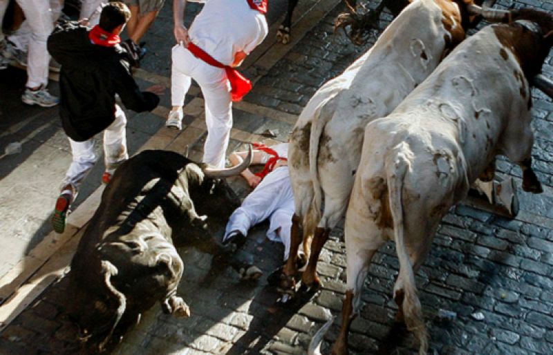  Encierro limpio el primero de estas fiestas de San Fermín 2009, donde seis astados de Alcurrucén sólo han causado cuatro heridos por contusiones en un encierro con mucha afluencia de público. (7/7/09)