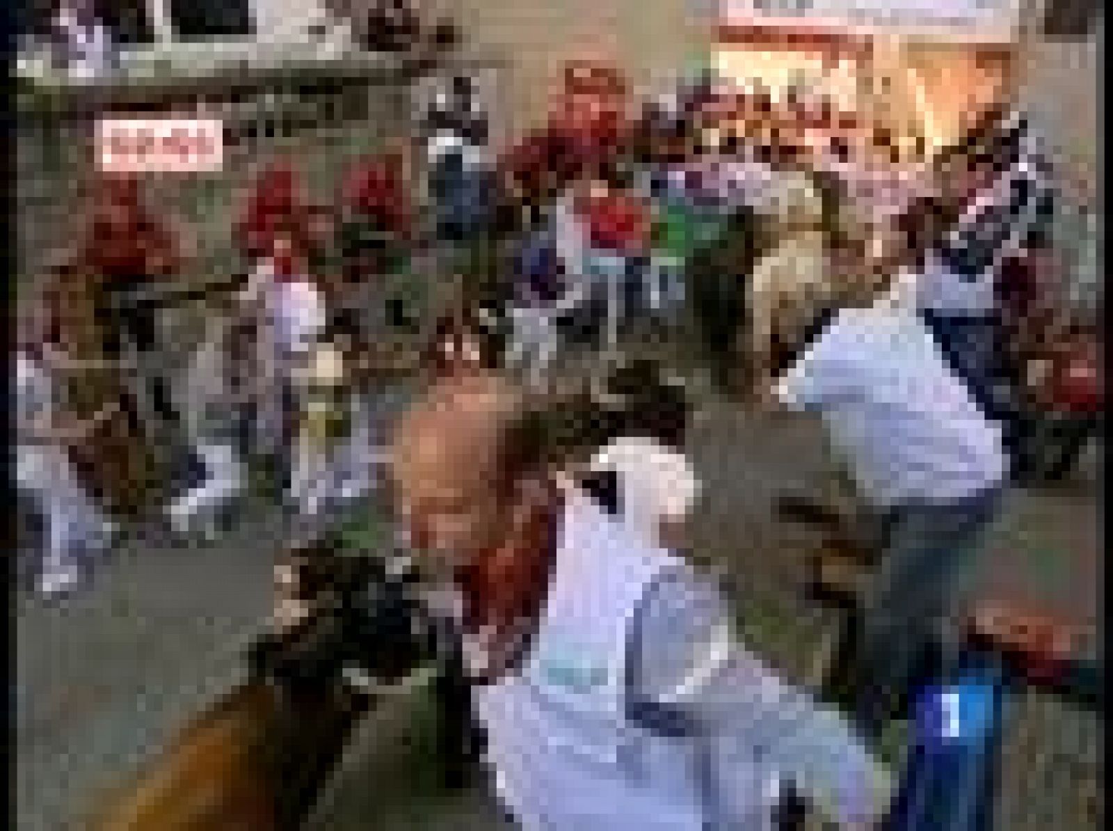  Encierro limpio el primero de estas fiestas de San Fermín 2009, donde seis astados de Alcurrucén sólo han causado cuatro heridos por contusiones en un encierro con mucha afluencia de público. (7/7/09)