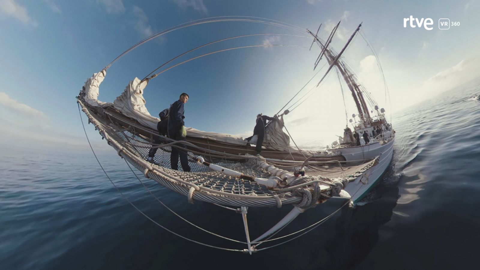Súbete al buque escuela de la Armada Juan Sebastián Elcano y explora la vida a bordo en 360º