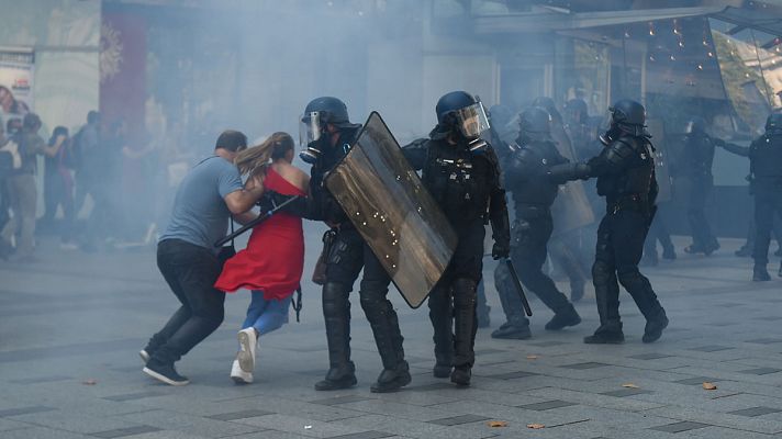 Telediario 1 - Al menos 100 detenidos en la 45ª semana de protestas de los 'chalecos amarillos' en París