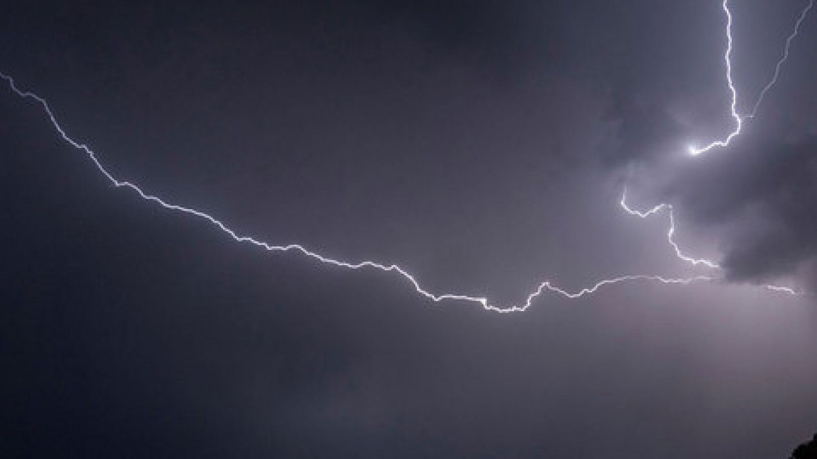 El tiempo: Chubascos ocasionalmente tormentosos en el extremo norte  | RTVE Play