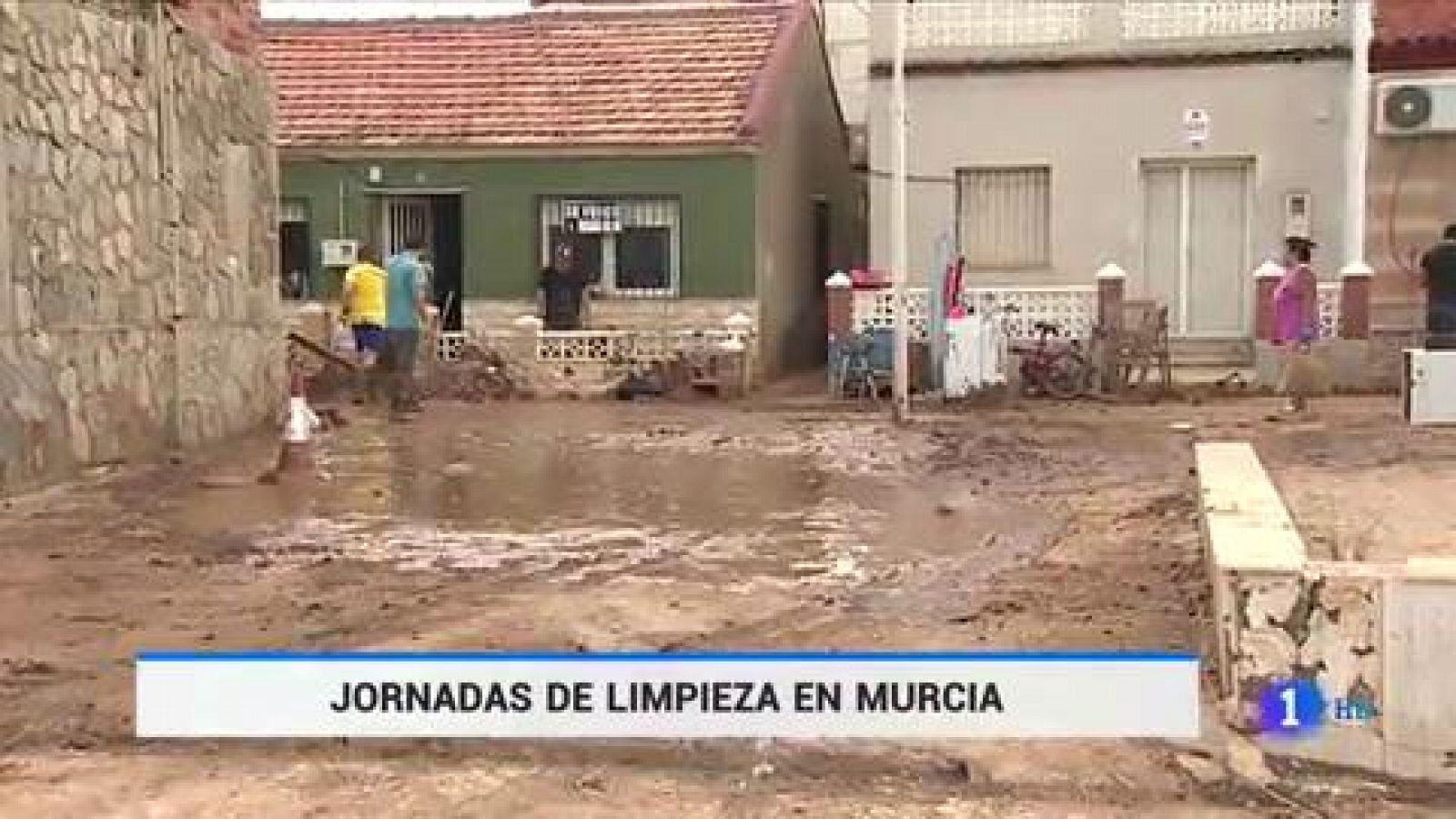 Continúan las labores de limpieza en Alcazares Murcia tras las fuertes inundaciones