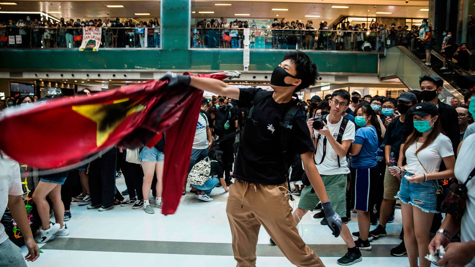 Los manifestantes de Hong Kong vuelven a tomar varios centros comerciales