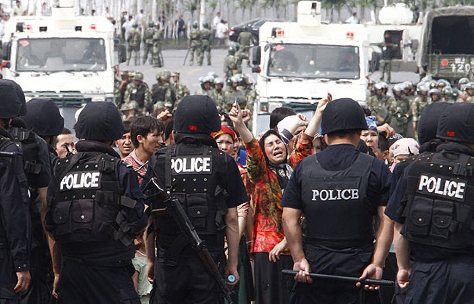 Chinos de la etnia han, mayoritaria en el conjunto del país, han salido a la calle con barras de hierro y amenazan con linchar a los uigures