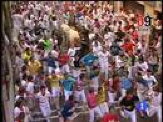 San Fermín - El corredor Julen Madina, embestido