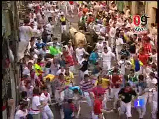 San Fermín - El corredor Julen Madina, embestido