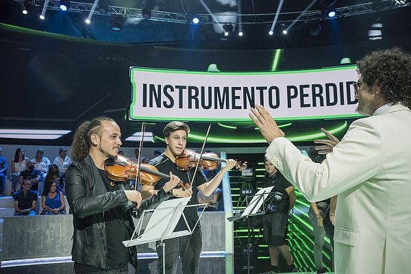 Pablo Ibáñez dirige una orquesta con ayuda de un robot