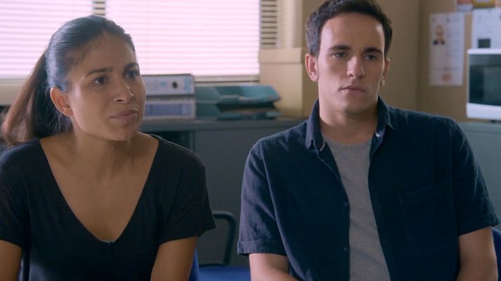 Servir y proteger - Antúnez interroga a Toni y a Nacha en la comisaría