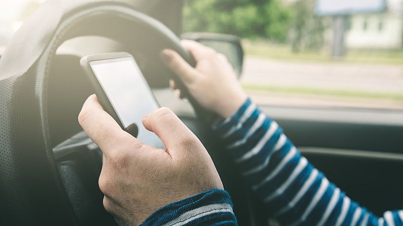 Cada día muere al menos una persona por usar el móvil al volante