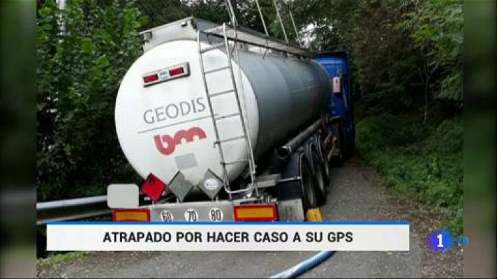 Telediario 1 - Un camión con líquido inflamable atrapado en un camino en Bizkaia por seguir las instrucciones del GPS