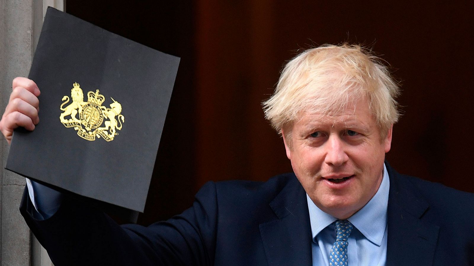 Boris Johnson reta a la oposición a destituirle o a dejarle completar el 'Brexit' en la reapertu