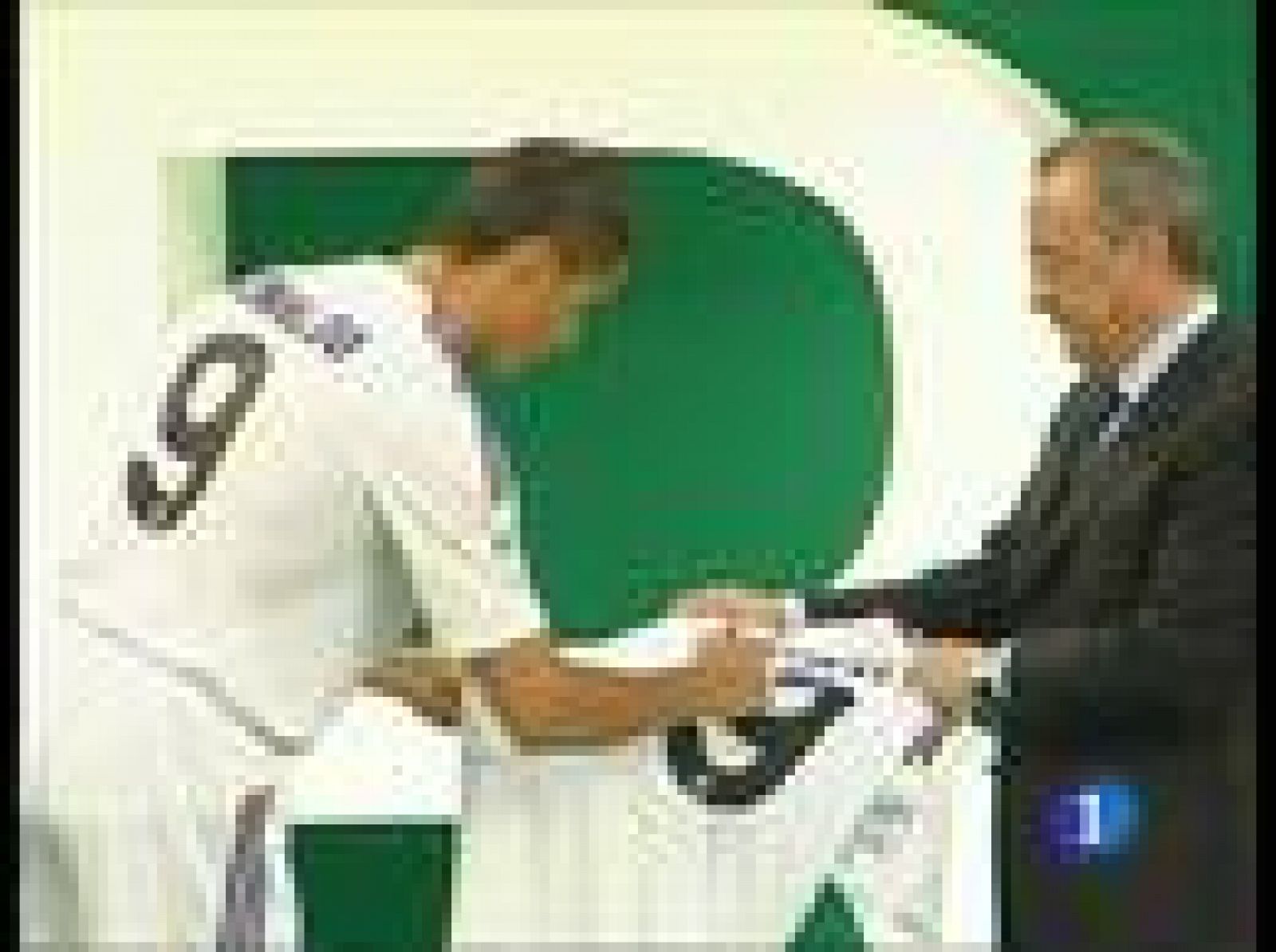 El portugués conoció el que será su nuevo vestuario. Además, dio su primera rueda de prensa como jugador del Real Madrid.