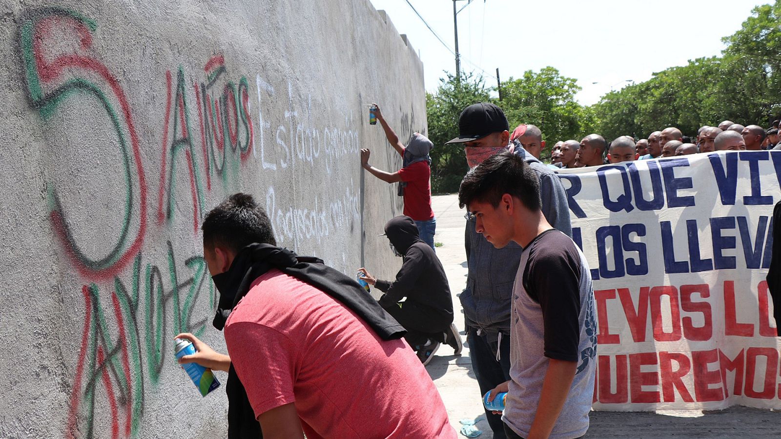 Las familias de los 43 estudiantes desaparecidos en México siguen buscando los cuerpos cinco años después