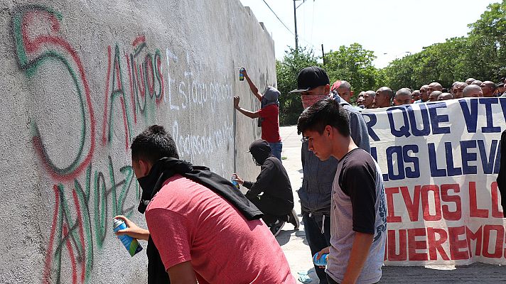 Telediario 1 - Las familias de los 43 estudiantes desaparecidos en México siguen buscando los cuerpos cinco años después