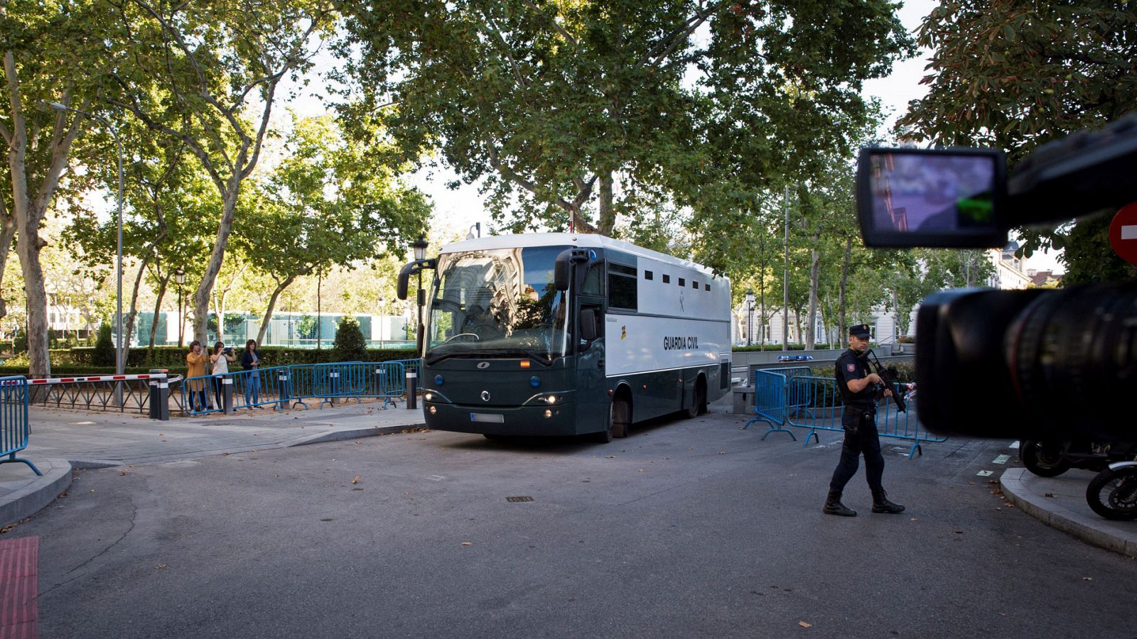 Cataluña: El juez decreta prisión comunicada y sin fianza para los siete CDR detenidos por preparar explosivos - RTVE.es