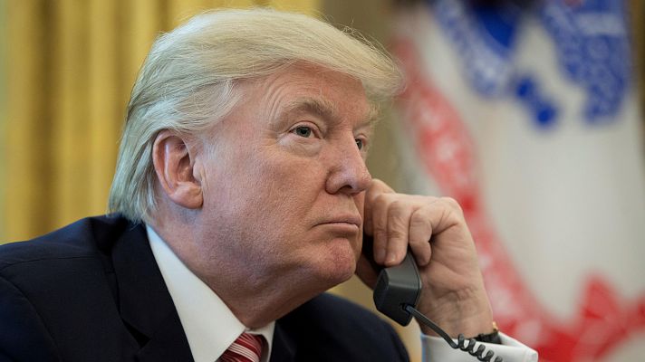 Trump llama "espías y traidores" a quienes informaron al agente que le ha denunciado