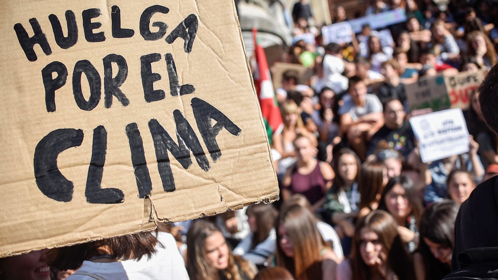 En España cerca de 300 organizaciones se han sumado a la protesta global y han convocado manifestaciones en decenas de ciudades. En Madrid, Fridays for Future arrancaba la jornada con una bicicletada por el centro de la capital para calentar motores 