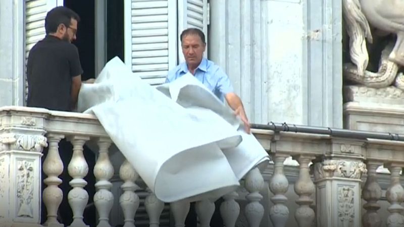 Técnicos de la Generalitat retiran del Palau la pancarta de apoyo a los políticos presos tras la orden del TSJC