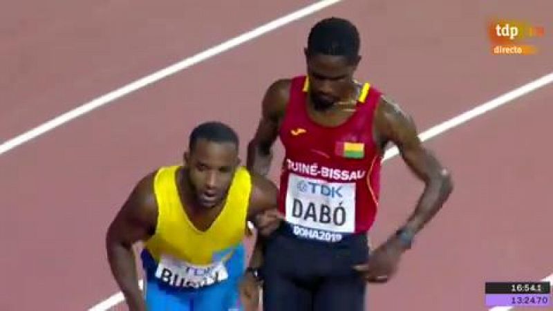 Mundial de atletismo | El atleta Jonathan Busby sufre un desfallecimiento en su serie de los 5.000m