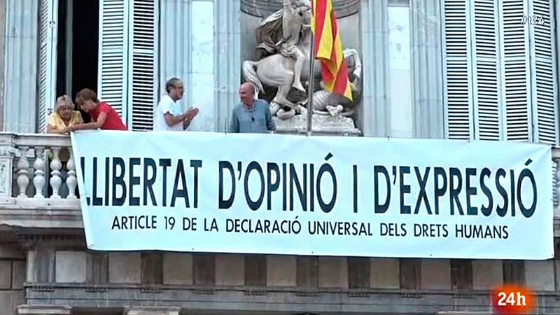 Retiran la pancarta a favor de los presos en la Generalitat y colocan otra sobre la libertad de expresión
