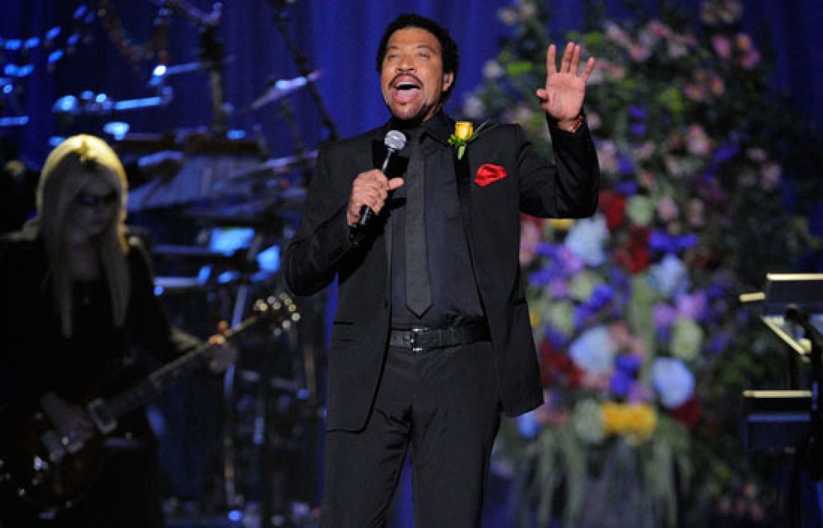 Lionel Richie interpreta 'Jesus is love' en el Staples Center de Los Angeles | Ver