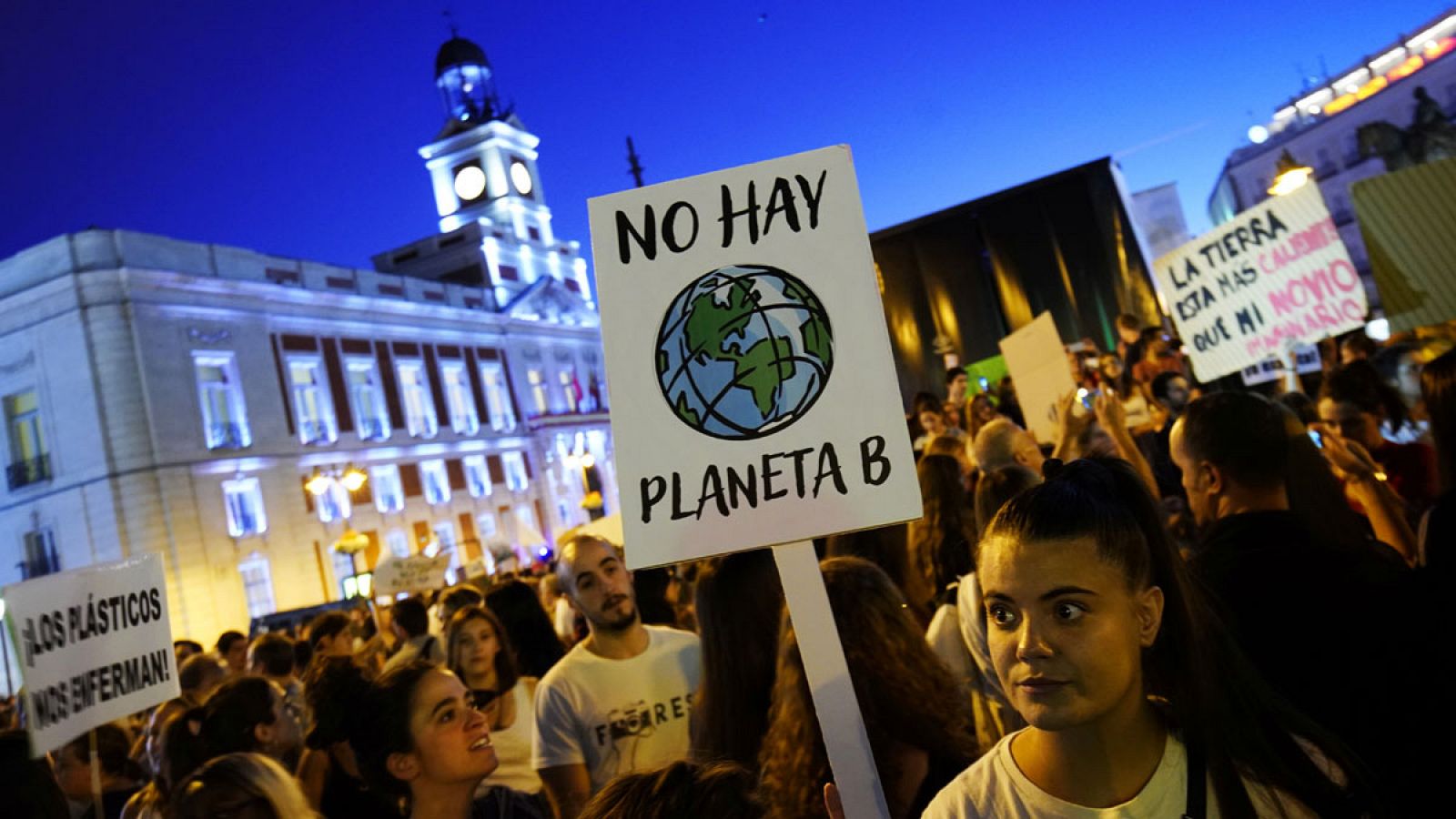 Miles de jóvenes españoles alzan la voz en las calles para pedir "justicia climática"
