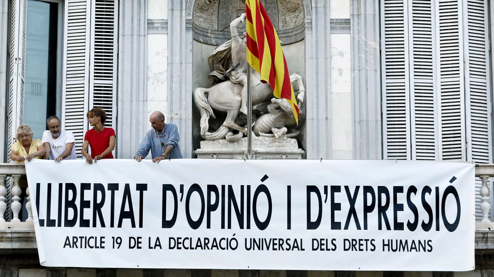 Cataluña:La Generalitat retira la pancarta de apoyo a los políticos presos y coloca otra en favor de la libertad de expresión - RTVE.es