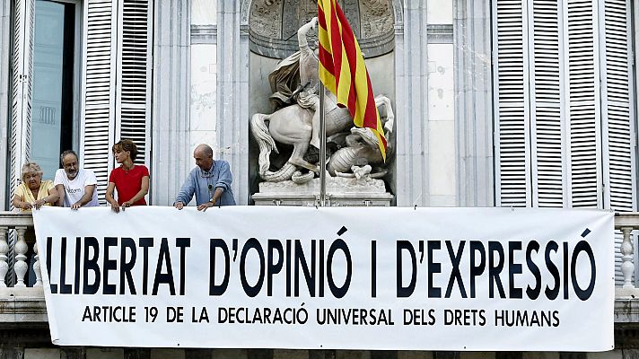 La Generalitat retira la pancarta de apoyo a los políticos presos y coloca otra en favor de la libertad de expresión