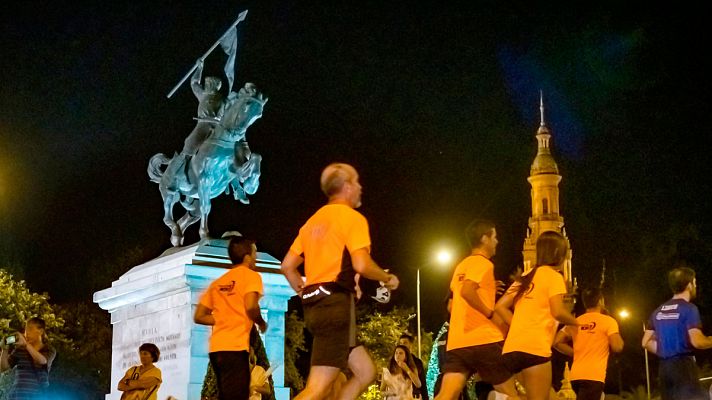 Ocho personas sordociegas corren la Carrera Nocturna del Guadalquivir para "hacerse visibles a la sociedad"