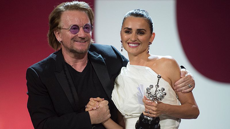 Penélope Cruz recibe el premio Donostia del Festival de San Sebastián de manos de Bono