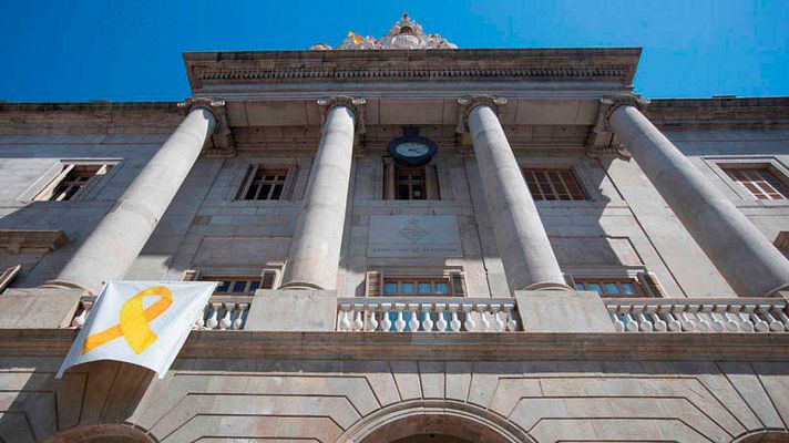Telediario 1 - El Ayuntamiento de Barcelona retira el lazo por orden de la Junta Electoral