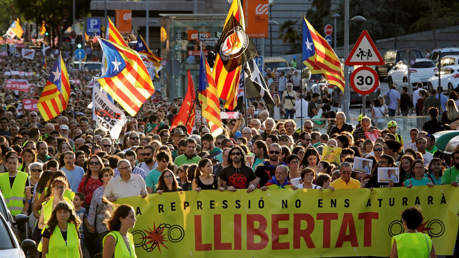 Telediario 1: Miles de personas se manifiestan en Sabadell en apoyo a los siete miembros de los CDR detenidos | RTVE Play