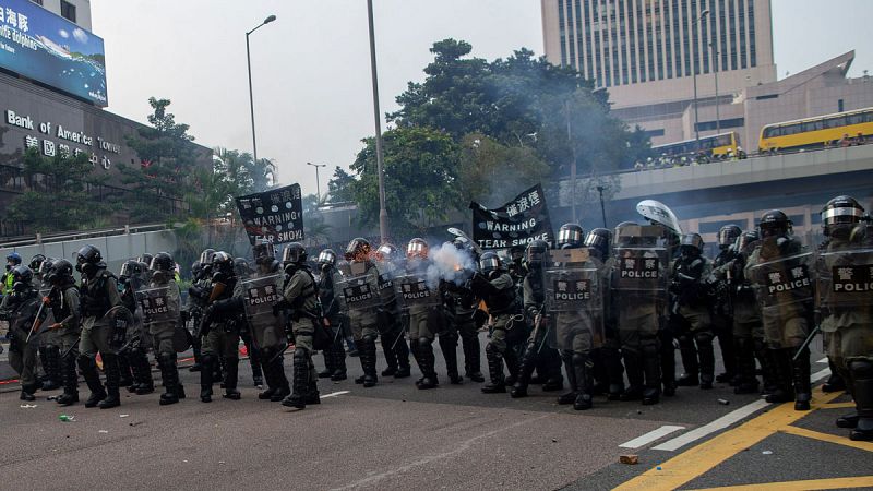 La policía de Hong Kong lanza gas lacrimógeno para dispersar una protesta prodemocracia no autorizada