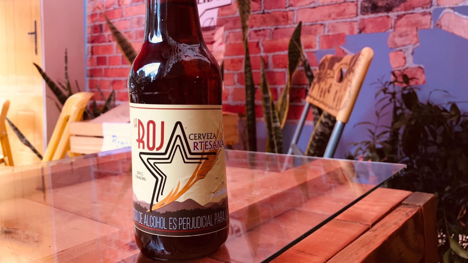 La cerveza La Roja, el producto estrella de un café regentado por un exguerrillero de las FARC