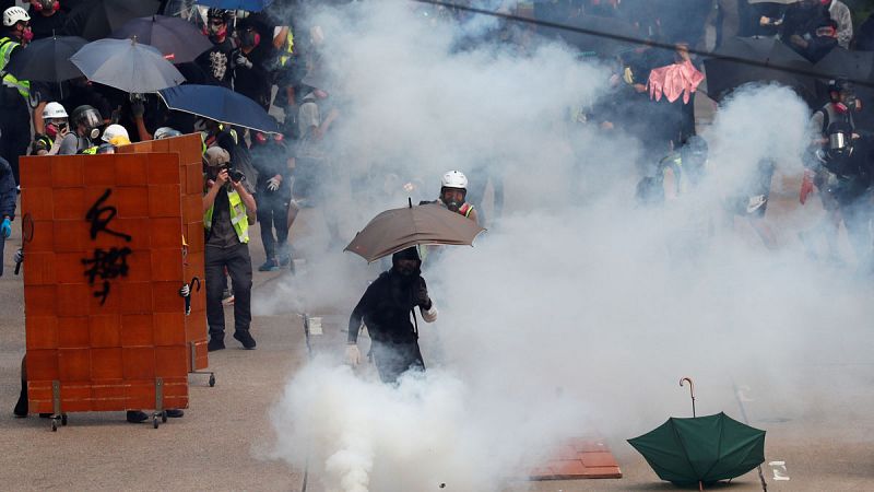 La policía hongkonesa lanza gas lacrimógeno para dispersar una protesta prodemocracia no autorizada