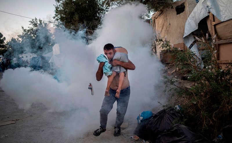Al menos una refugiada muere en un incendio en el campamento griego de Moria