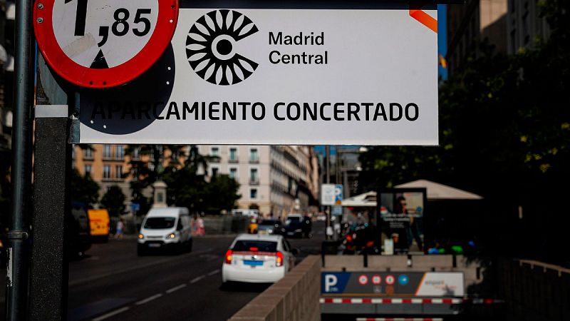 El Ayuntamiento de Madrid permitirá circular libremente a los coches con distintivo medioambiental C por el área de restricción de emisiones en el centro de la ciudad siempre y cuando viajen con al menos dos ocupantes. El gobierno municipal suaviza a