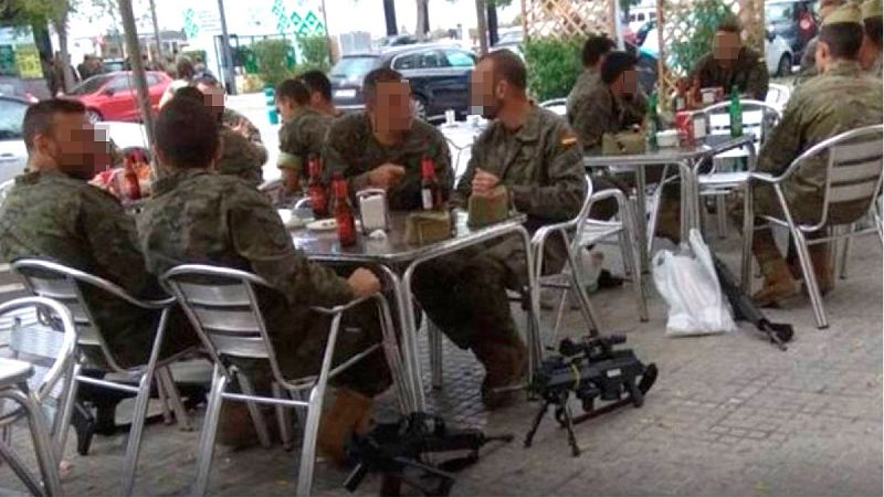 Abren una investigación a unos legionarios que toman cerveza con las armas en el suelo