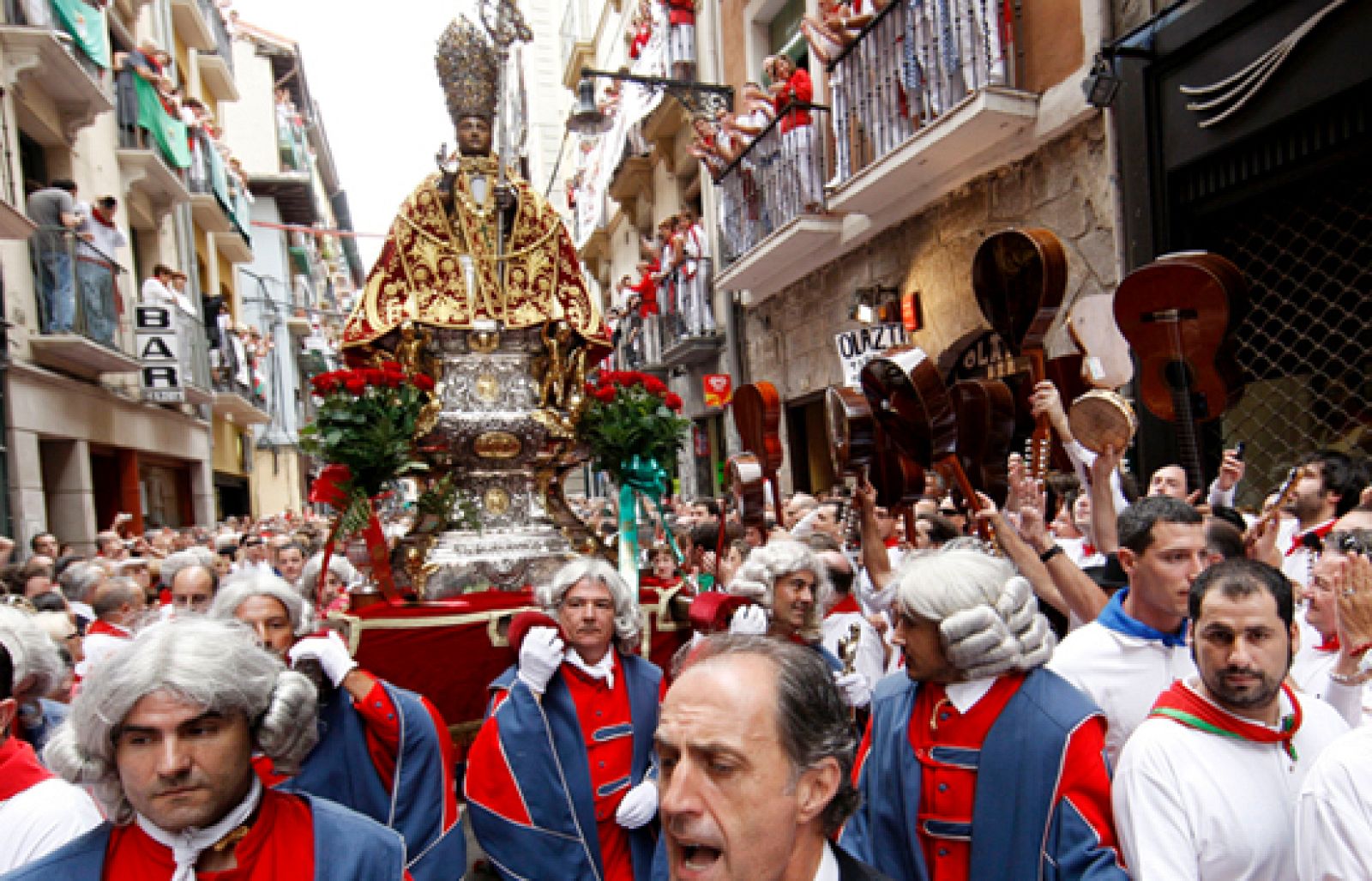 Pamplona acompaña a su santo en procesión | Ver