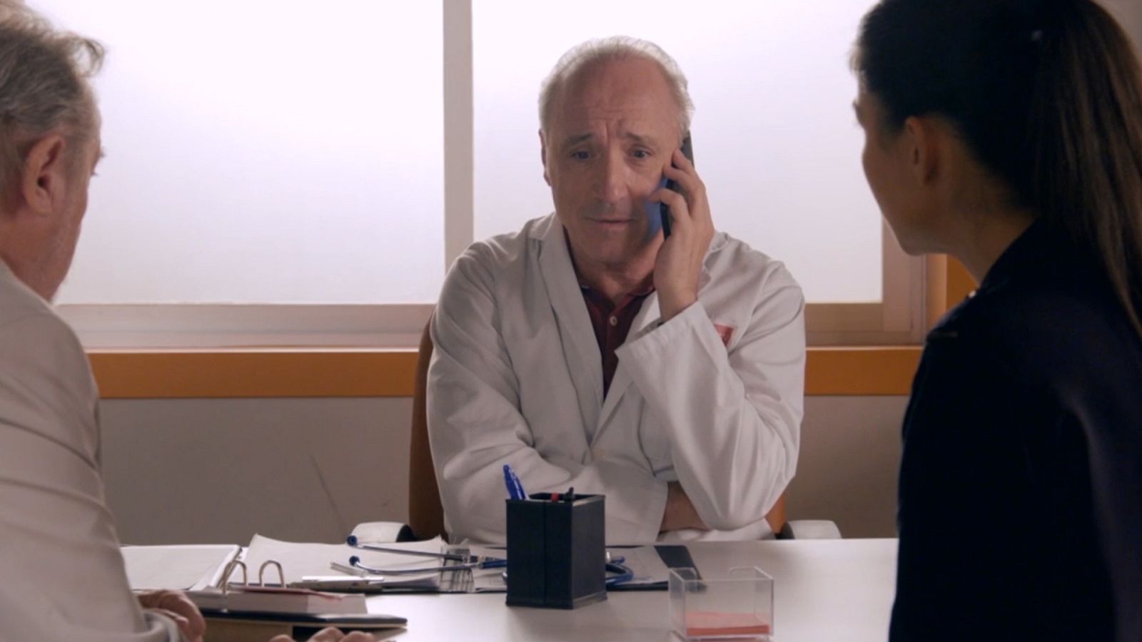 Antonio ayuda en su consulta a Nacha y a Eustaquio