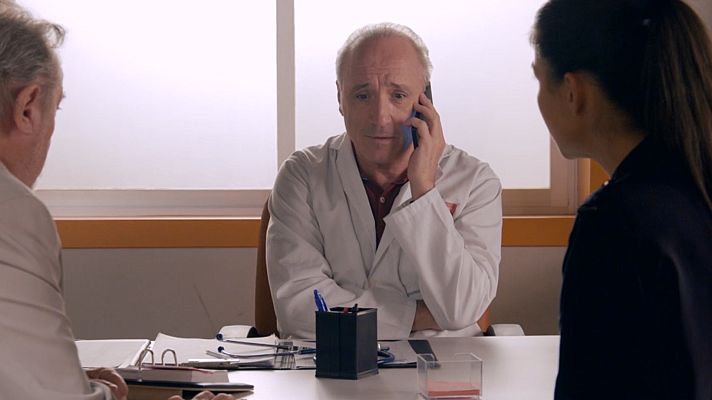 Servir y proteger - Antonio ayuda en su consulta a Nacha y a Eustaquio