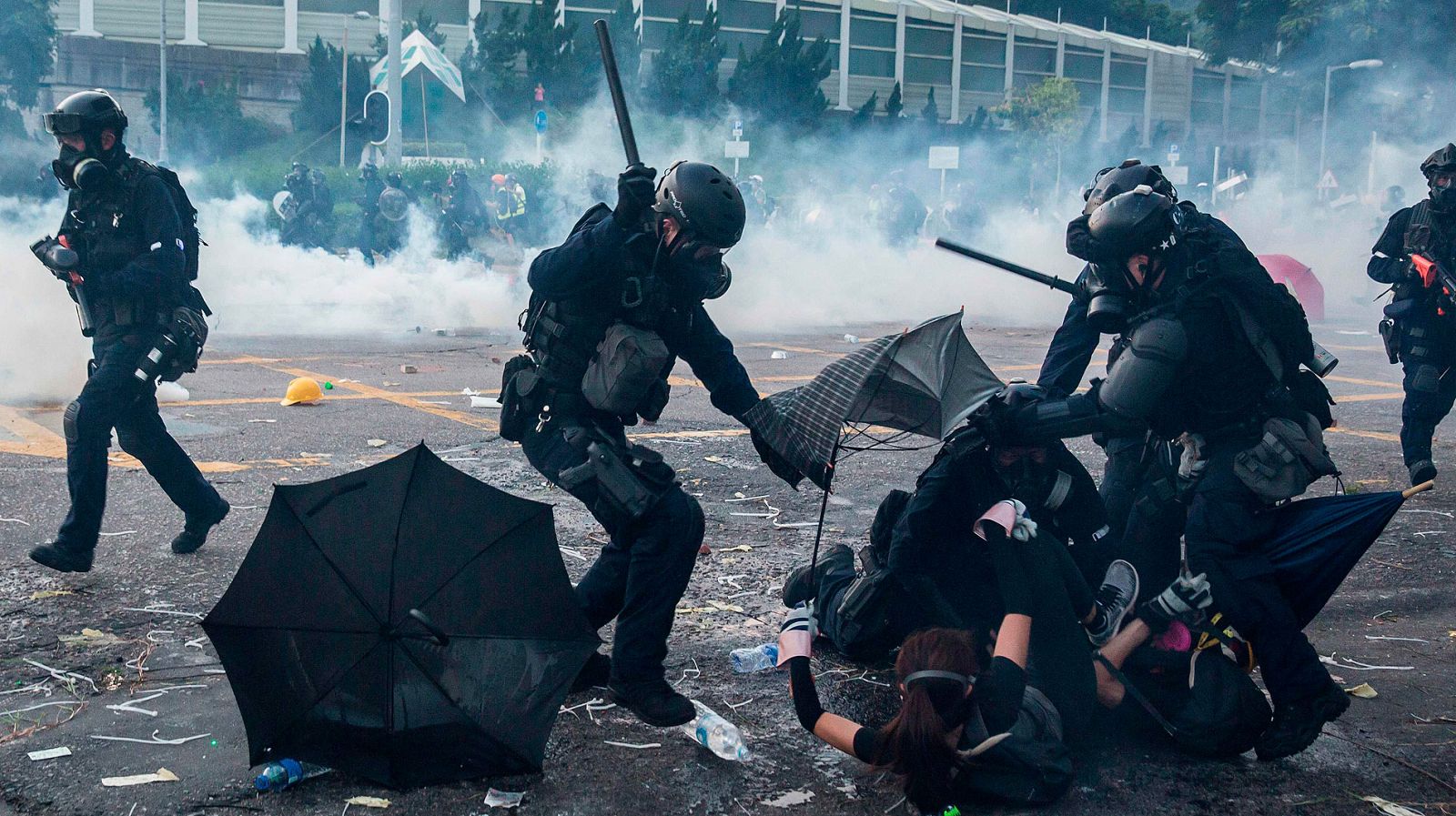 La violencia vuelve a las calles de Hong Kong en el 70 aniversario de China