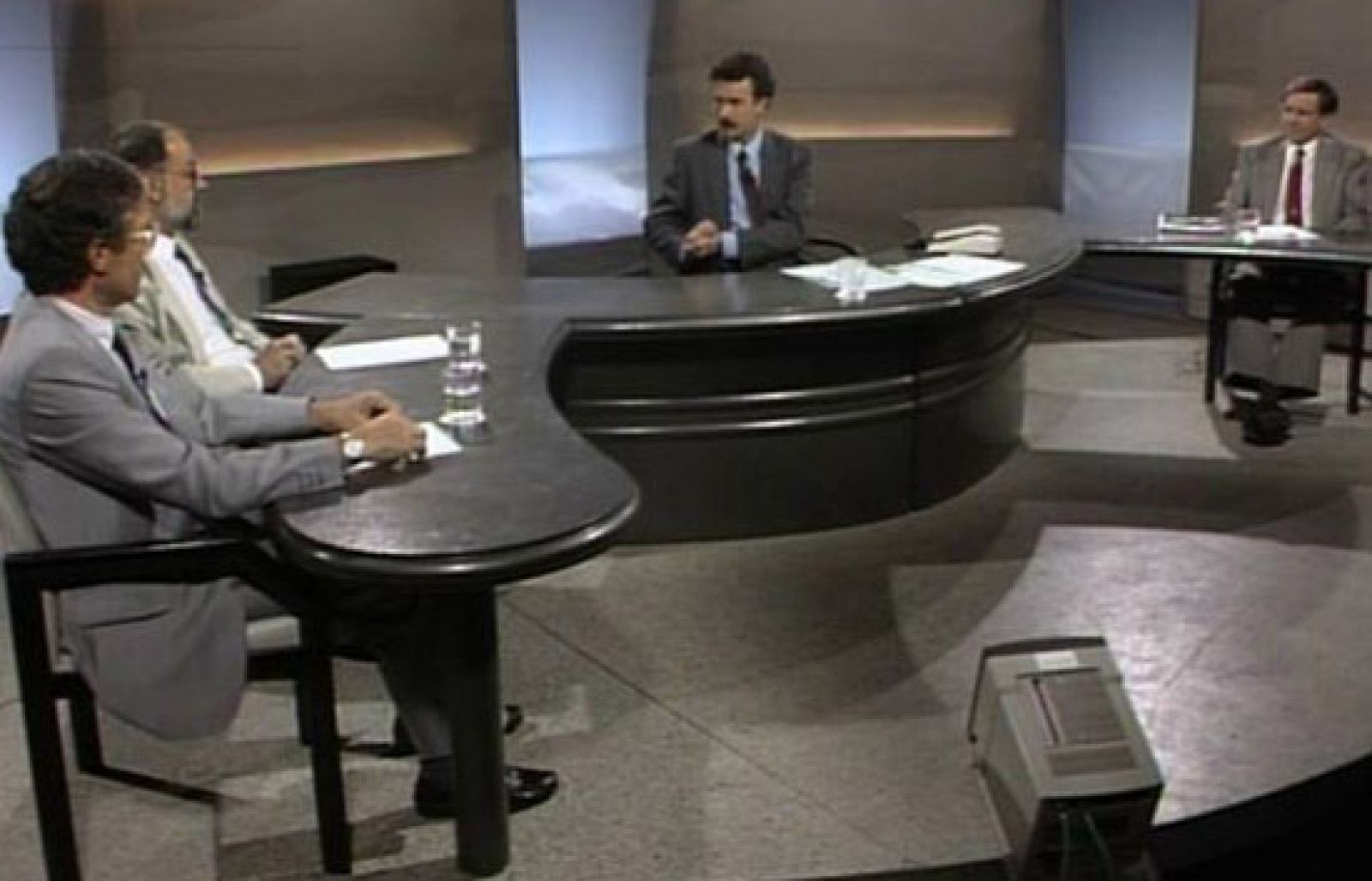 Coloquio sobre la carrera espacial moderado por Manuel Campo Vidal (1989) - Programas y Concursos en el Archivo de RTVE | Ver